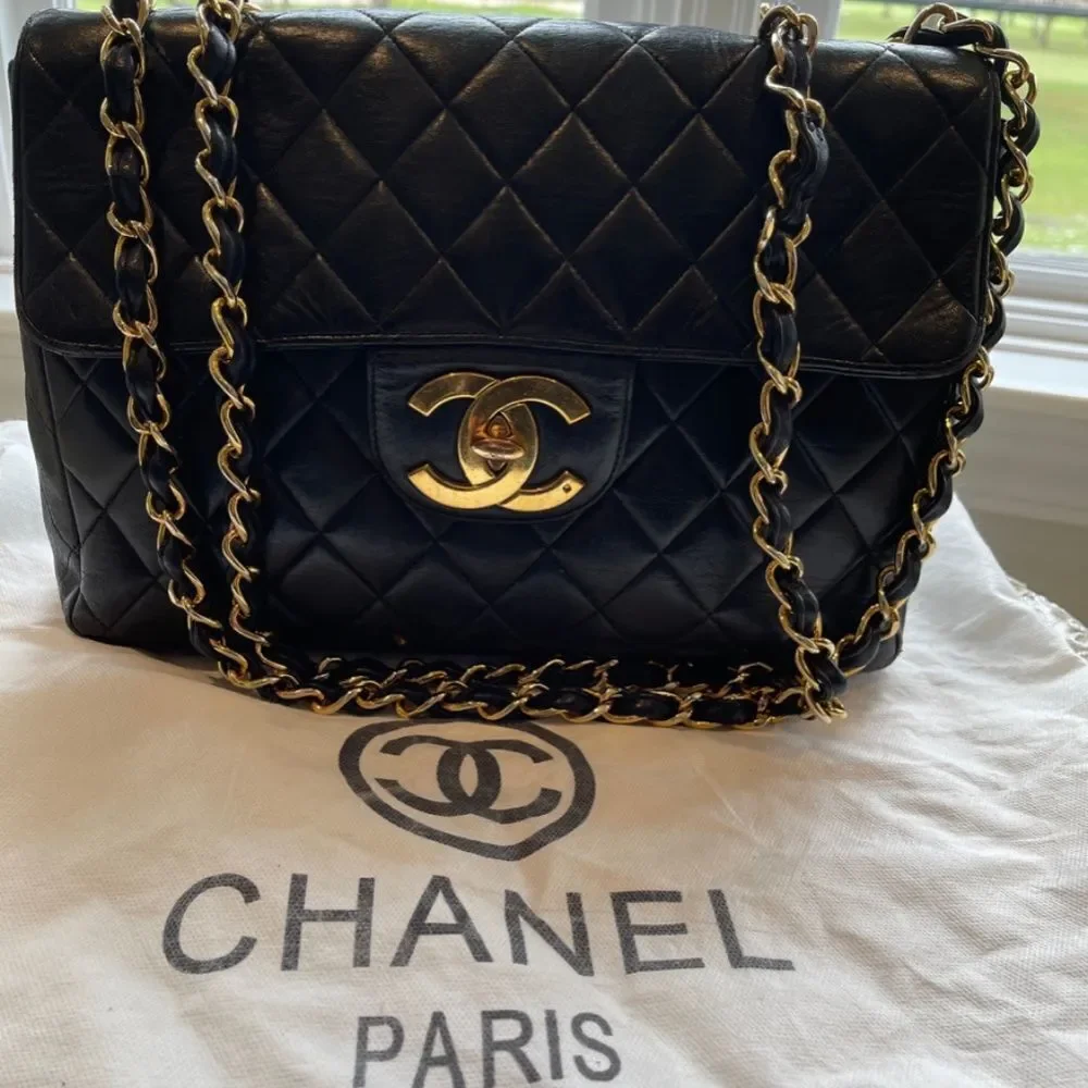 CHANEL vintage jumbo shoulder bag
